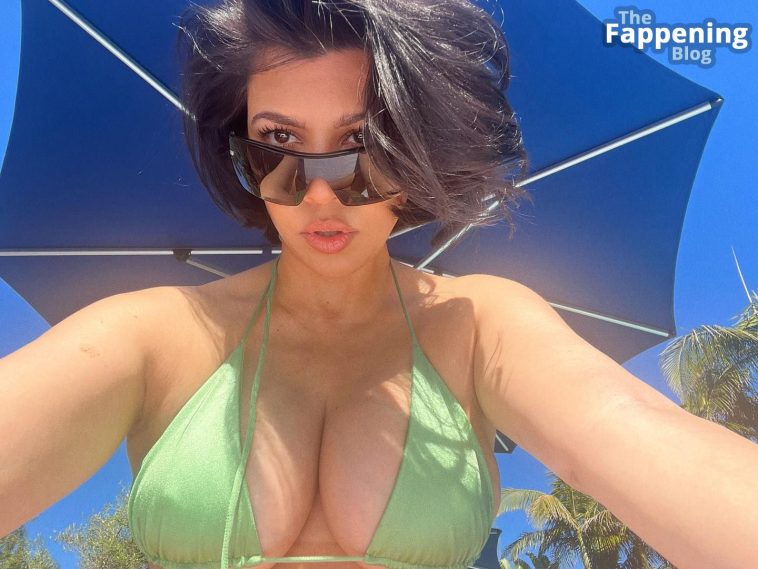 Kourtney Kardashian Hot (2 Photos)