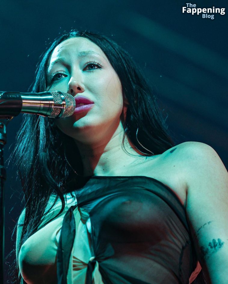 Noah Cyrus Displays Her Nude Boobs on Stage at the Splendour in the Grass Music Festival in Australia (15 Photos)