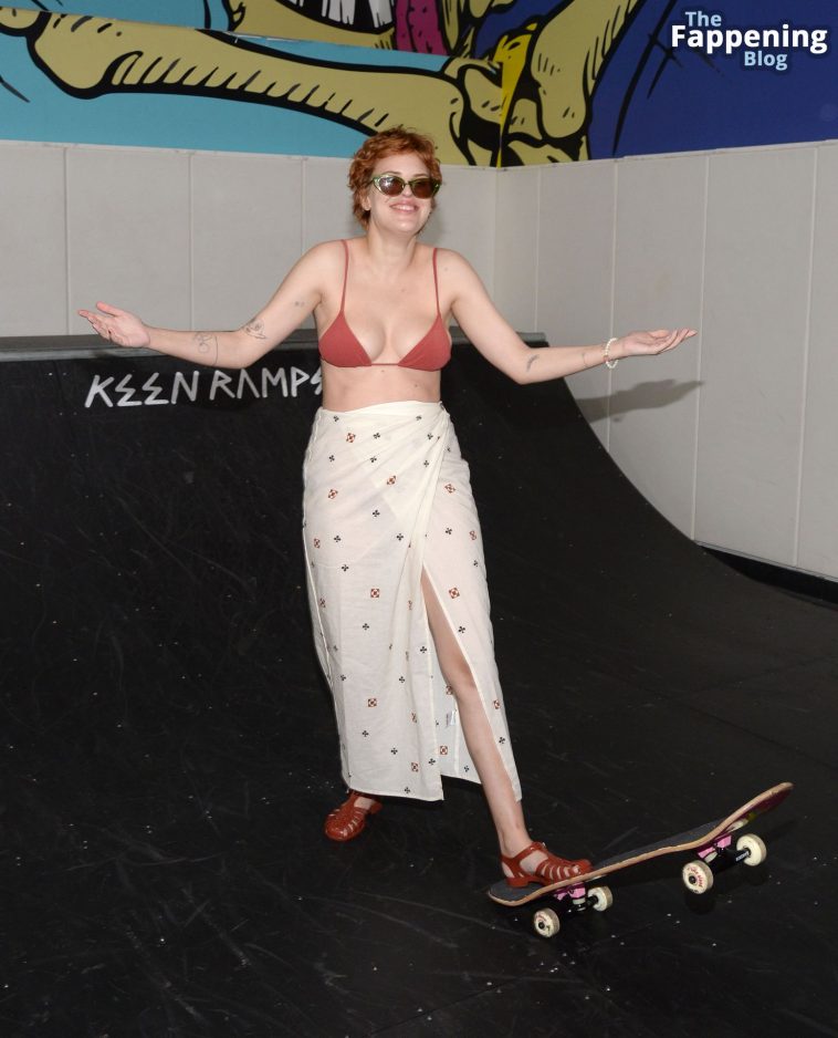 Tallulah Willis Flaunts Her Sexy Tits at the Bones Love Milk Shredquarters Skating Event (14 Photos)