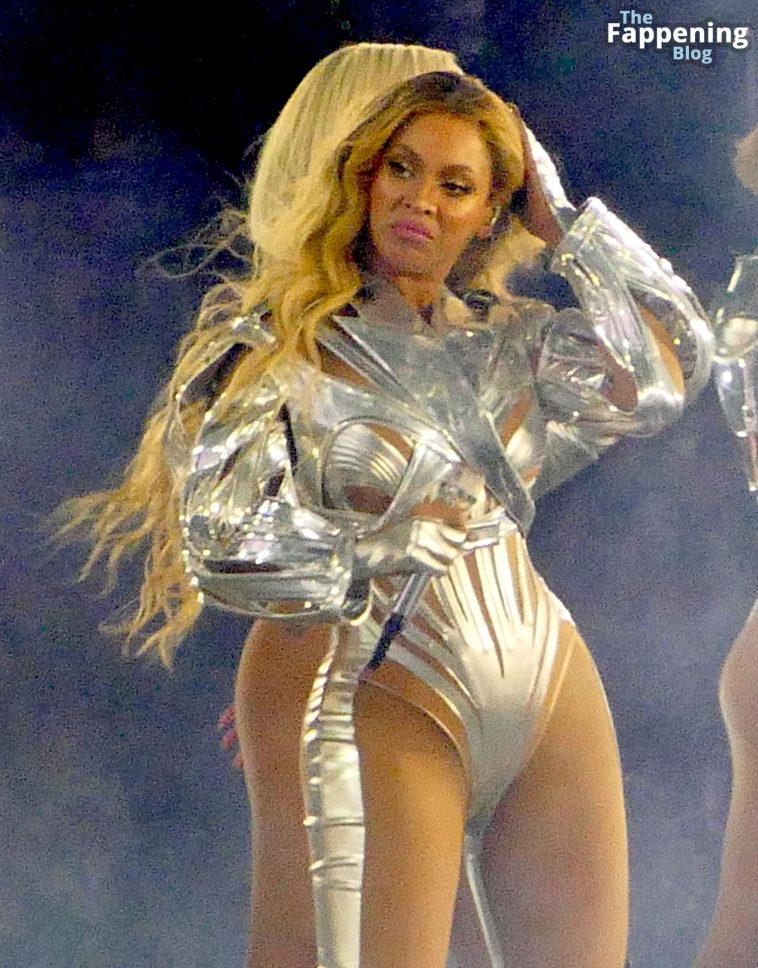 Beyoncé Sings Her Hits to Celeb-Filled Crowd in LA (53 Photos)