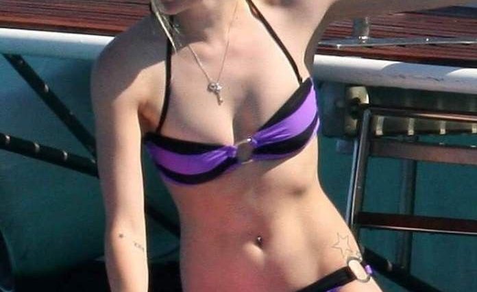 Avril Lavigne Hot (6 Photos)