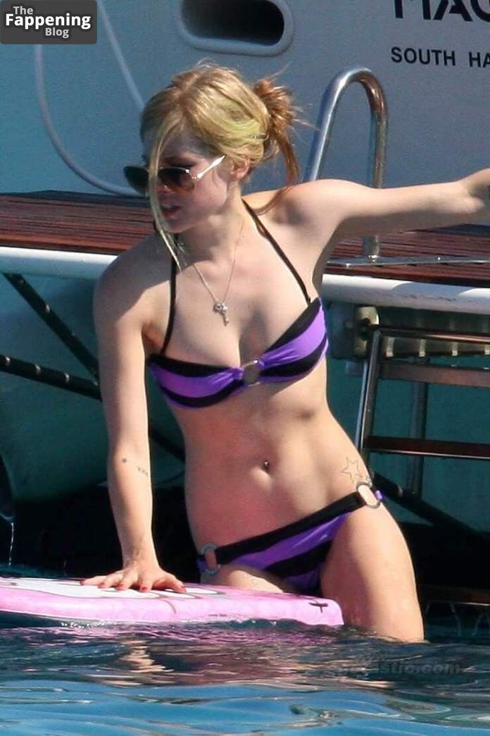 Avril Lavigne Hot (6 Photos)