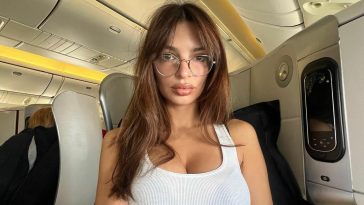 Emily Ratajkowski Takes Some Sexy Selfies (6 Photos)