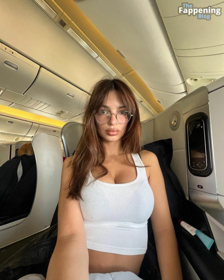 Emily Ratajkowski Takes Some Sexy Selfies (6 Photos)