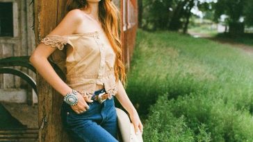 Sicily Rose Looks Cute in a Country Shoot (8 Photos)