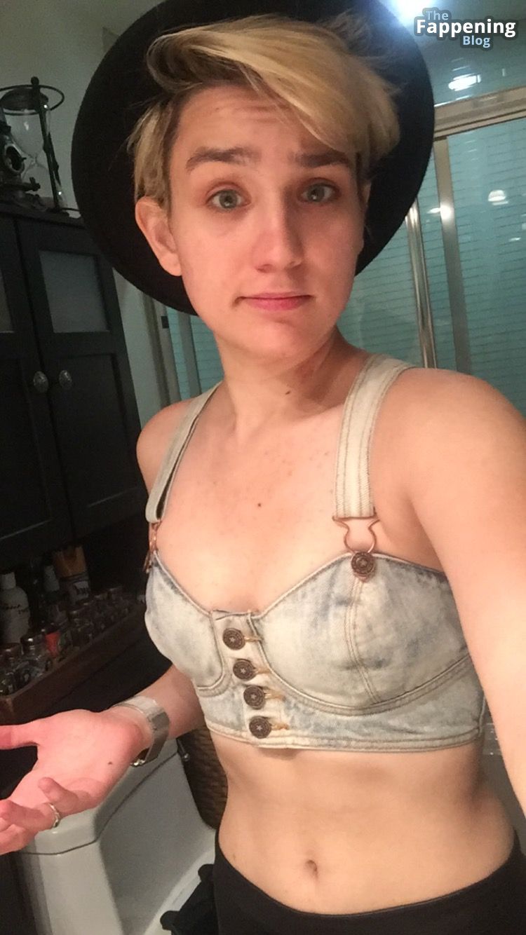 Bex Taylor-Klaus Nude & Sexy Leaked The Fappening (4 Photos)