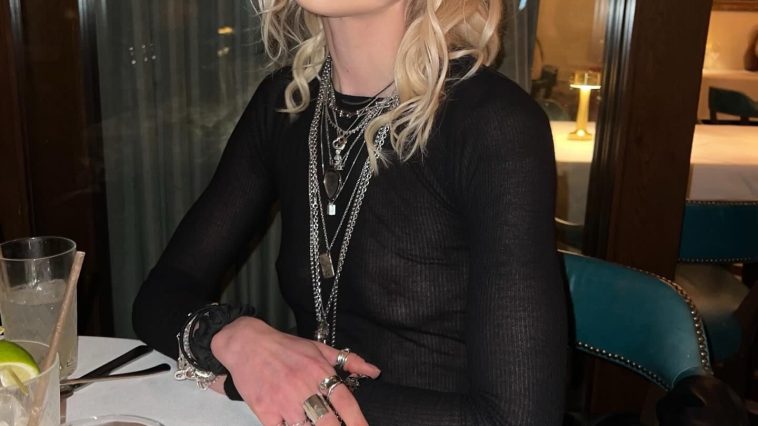 Taylor Momsen Braless (1 Photo)