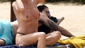 Heidi Klum Displays Her Nude Tits on the Beach in Sardinia (20 Photos)