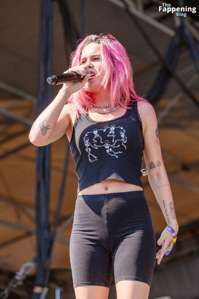 Bea Miller Shows Off Her Cameltoe on Stage (17 Photos)