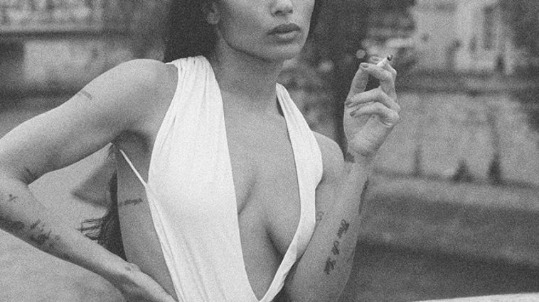 Zoë Kravitz Sexy & Topless (10 Photos)