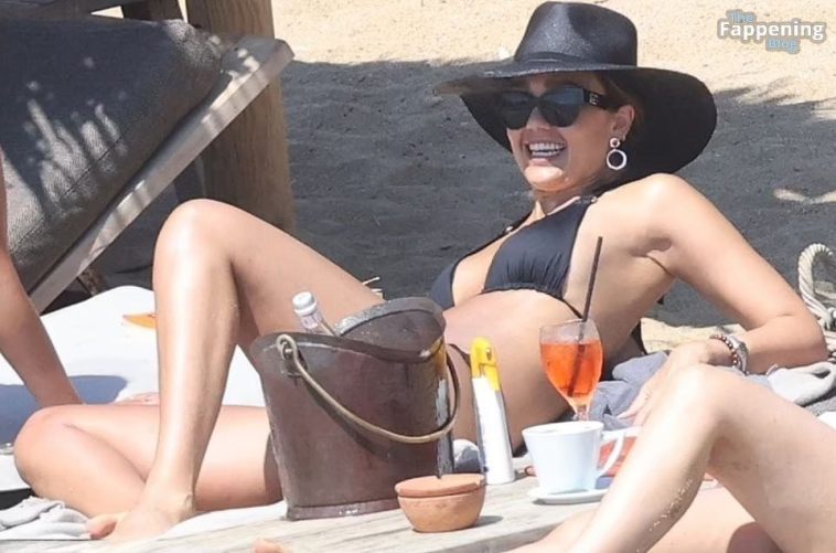 Jessica Alba Looks Sexy in a Black Bikini (15 Photos)