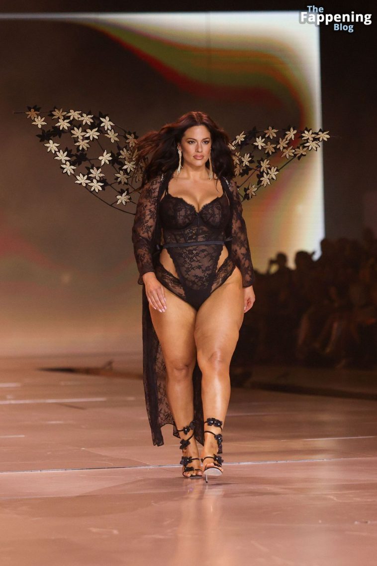 Ashley Graham Flaunts Her Curves at the 2024 Victoria’s Secret Show (67 Photos)