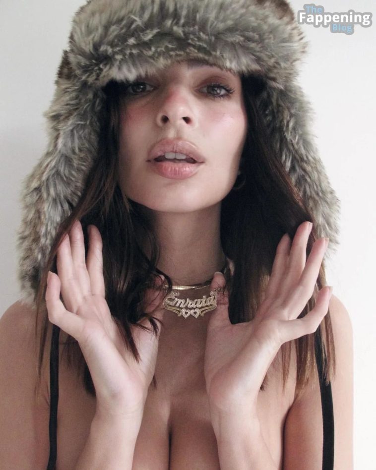 Emily Ratajkowski Topless (3 Hot Photos)