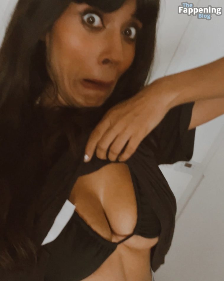 Jameela Jamil Sexy (1 Photo + Video)