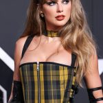 Taylor Swift Displays Nice Cleavage at the MTV VMAs (170 Photos)