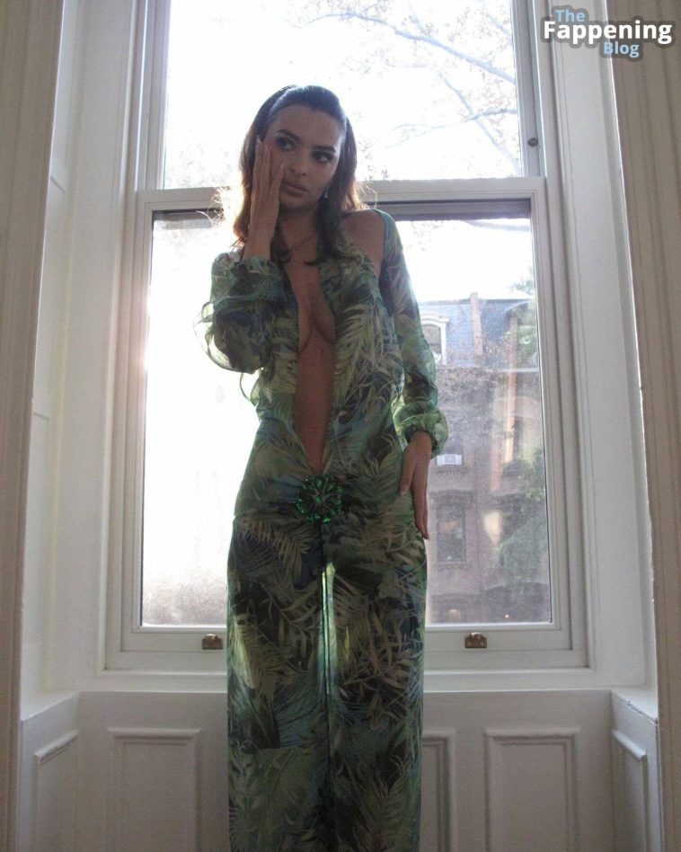 Emily Ratajkowski Displays Her Sexy Tits in an Iconic Green Costume (6 Photos)