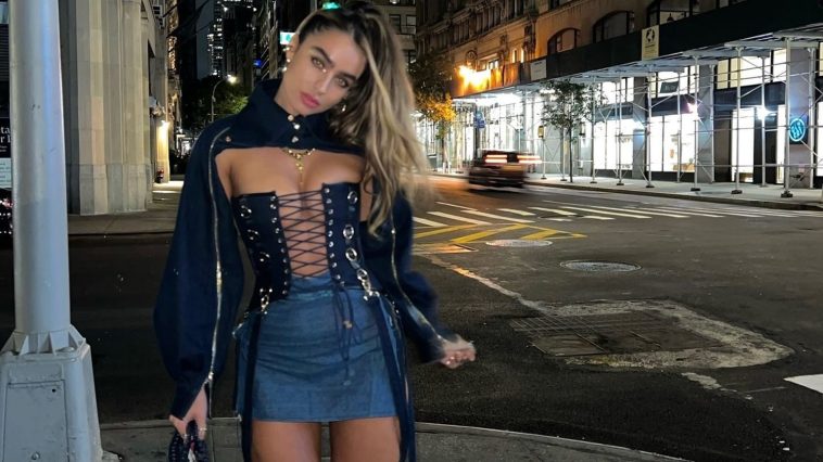 Sommer Ray Shows Off Her Sexy Tits & Butt in a Daring Denim Outfit in NY (9 Photos)