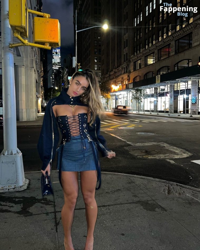 Sommer Ray Shows Off Her Sexy Tits & Butt in a Daring Denim Outfit in NY (9 Photos)