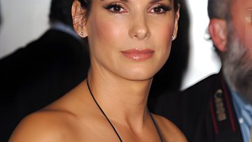 Sandra Bullock Sexy (16 Photos)